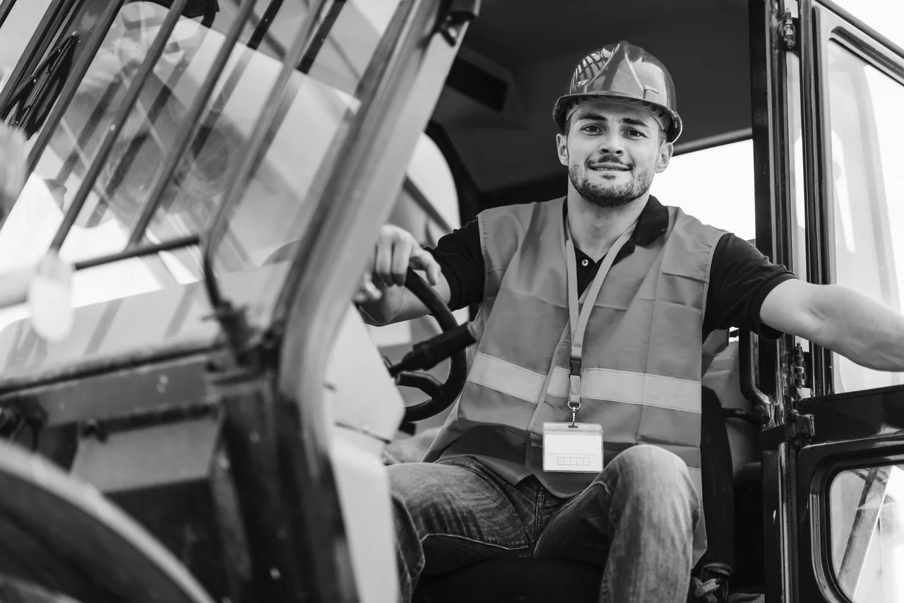 Un conducteur d'engins à son poste, sur un chantier